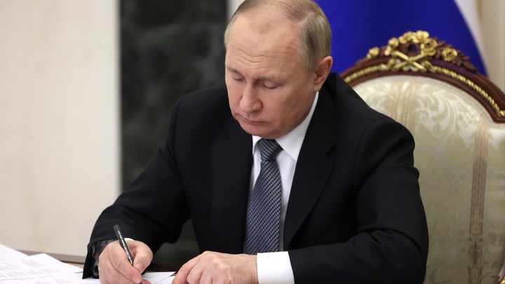 Путин переиграл Запад с санкциями - Bloomberg
