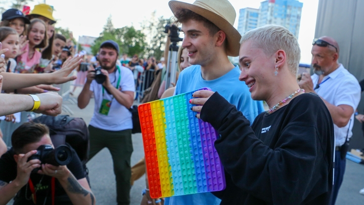 Сбежавший из России тиктокер Даня Милохин вернулся. Но теперь его ждёт повестка в армию