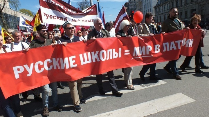 У входа в Европарламент били в барабаны в защиту русских школ в Латвии