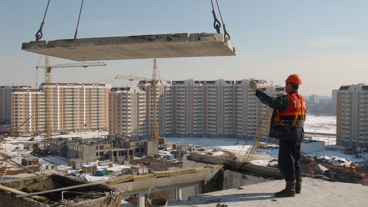 На машину с водителем внутри рухнула бетонная плита на стройке в Москве