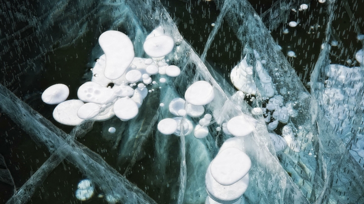 Водитель не учёл тонкий лёд: На Байкале утонула легковушка