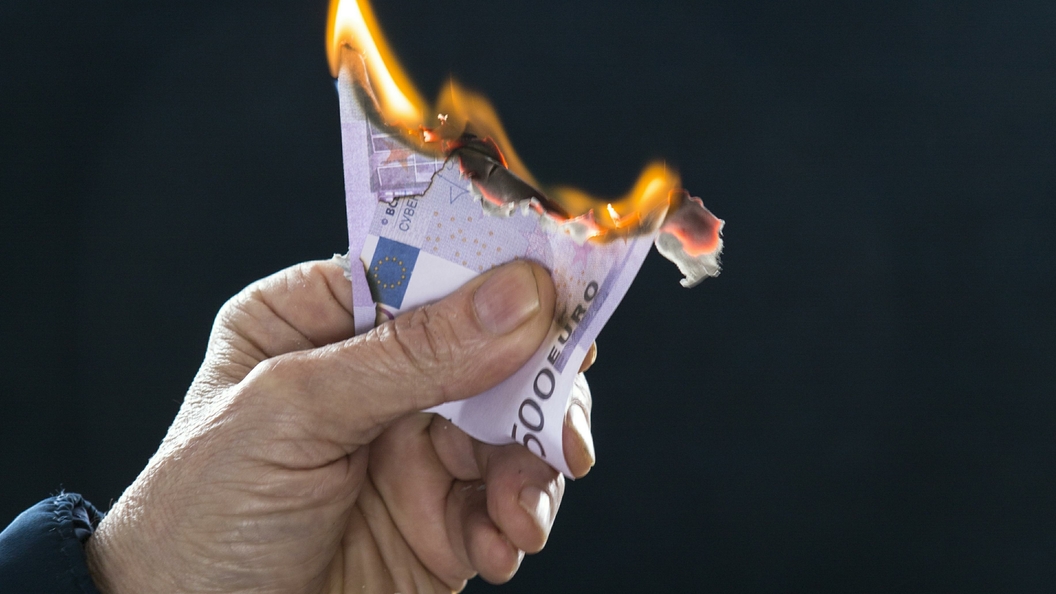 Сотрудница банка в Испании за 25 лет украла со счета русского пенсионера 1,3 млн евро Сотрудница банка в Испании за 25 лет украла со счета русского пенсионера 1,3 млн евро