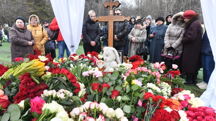 Такая красивая - и такая несчастная: Могила Началовой в день её рождения утопает в цветах