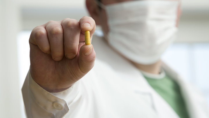 Новую стратегию чипирования от Pfizer высмеял врач: Не учли русскую смекалку