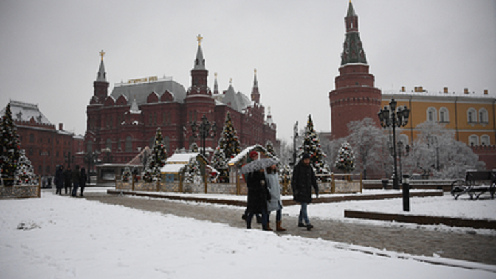 Зима наносит ответный удар: Москвичам посулили снег до конца недели