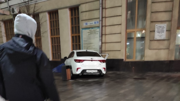 Не сдал экзамен, разозлился: В центре Ростова иномарка протаранила здание ЮФУ