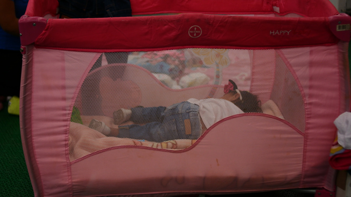 Врачебная тайна: До какого возраста стоит пеленать детей