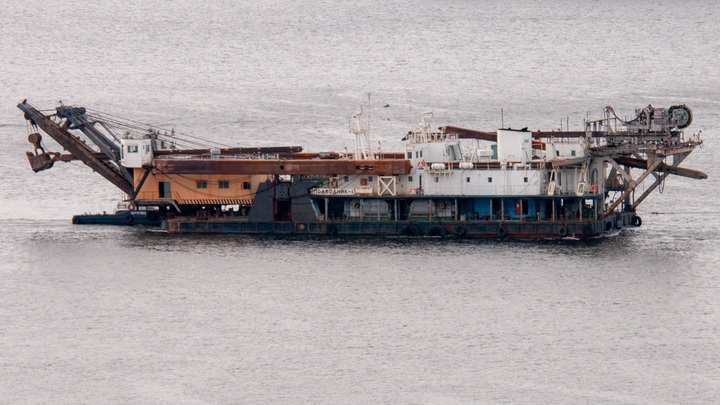 Земснаряд сорвался с якорей: МЧС остановило неуправляемое судно, грозившее мостам на Оке