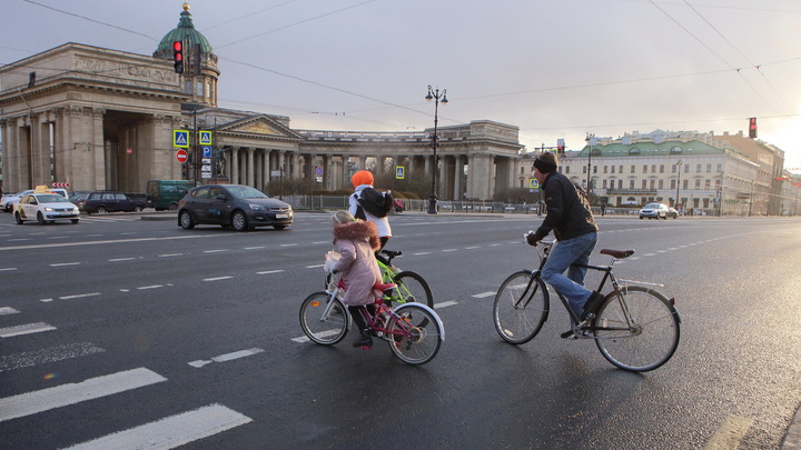В Петербурге ко Дню города устроили водные процедуры памятникам Кутузову и Барклаю-де-Толли
