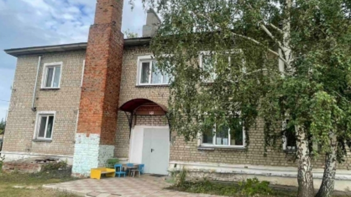 СК возбудил дело после падения 2-летнего малыша с лестницы в детском саду