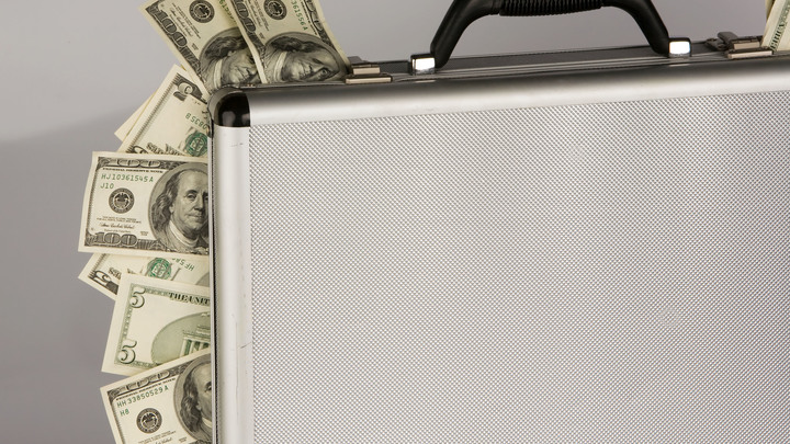 Набитый долларами чемодан стал последней каплей. Сбежавшую в Дубай блогера требуют проверить