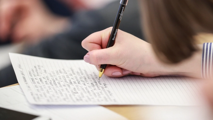 Кто организаторы треша?: На Тотальном диктанте объявили минуту молчания в честь Техника - к чтецу есть вопросы