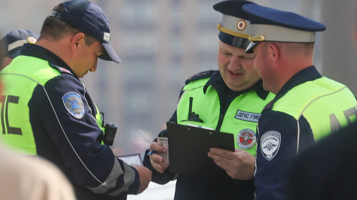 В Новоуральске сотрудник ГАИ специально облил пивом задержанного прохожего