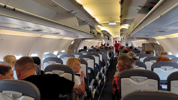 На борту лайнера Emirates во время полета намокли кресла и пассажиры