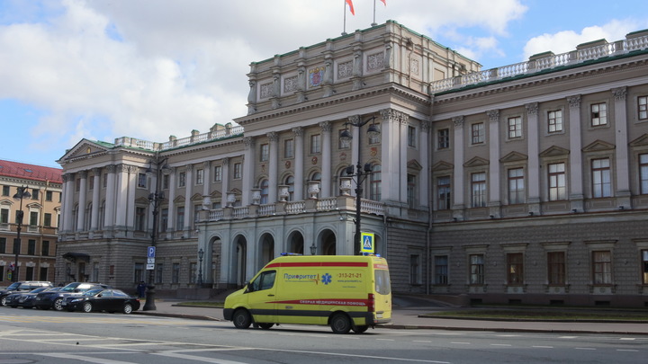 «Нужно жить в правовом поле, а не бегать с пачкой наличных»: Смольный продвигает самозанятых