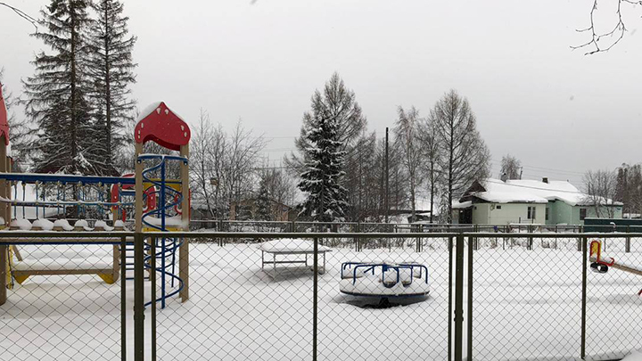 Глава сельсовета в Красноярском крае самовольно перенёс детский городок к своему дому