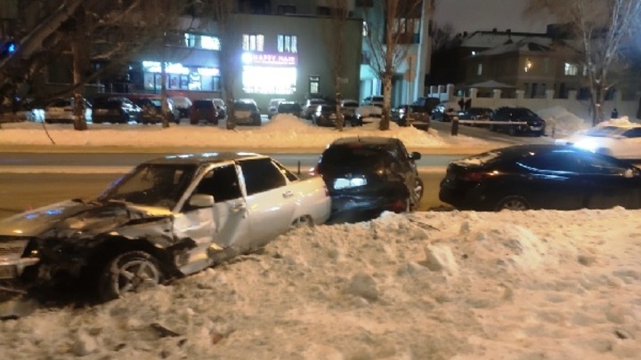 В Самаре десятка протаранила две стоящие иномарки