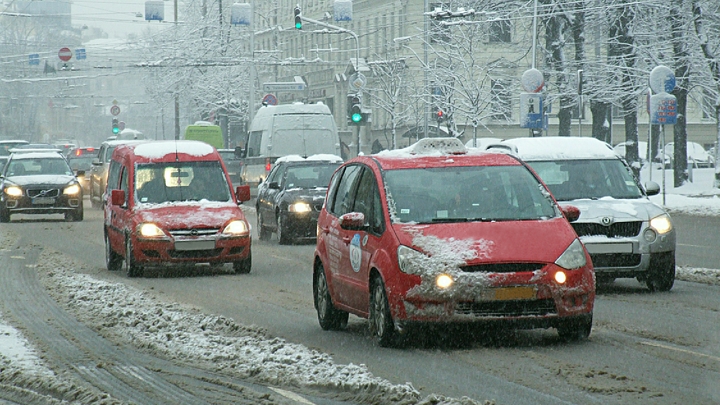 Таксисты Екатеринбурга пожаловались на плохую уборку дорог