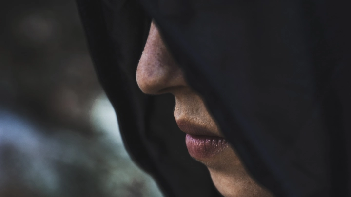 А говорил, что сестра: В Махачкале заставили разоблачиться человека в никабе