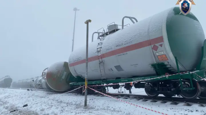 Грузовые вагоны сошли с рельсов после столкновения поездов в Пензенской области