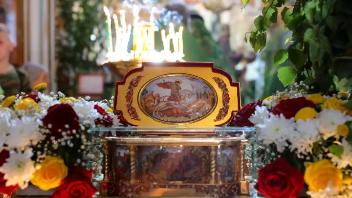 Отец Илона Маска посетил пасхальное богослужение в храме Христа Спасителя