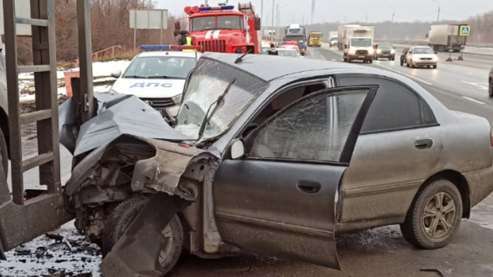 В Самарской области на трассе М-5 водитель погиб в результате столкновения с грузовиком