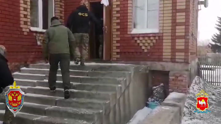 Сотрудники УФСБ нагрянули в цыганские особняки в Челябинской области: что нашли