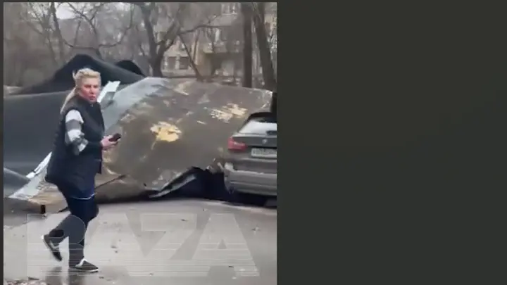 Первые последствия урагана в Москве: падают деревья, снесло крышу