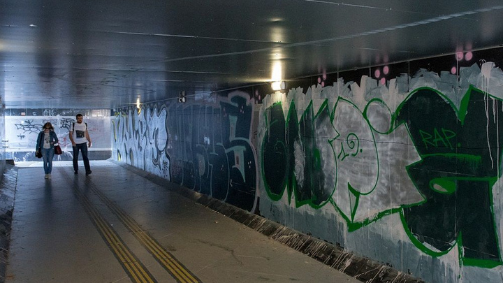 Это рывок или прорыв? Власти Краснодара приклеили разбитую в подземном переходе плитку к стене на скотч