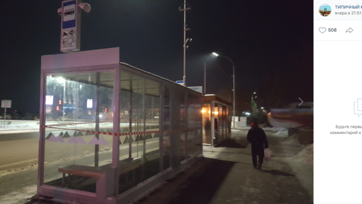 За стеклянной стеной: в Кургане возле ЦУМа поставили умную остановку