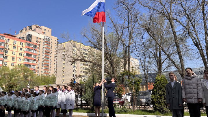 В ростовской школе провели линейку с поднятием флага России и исполнением гимна