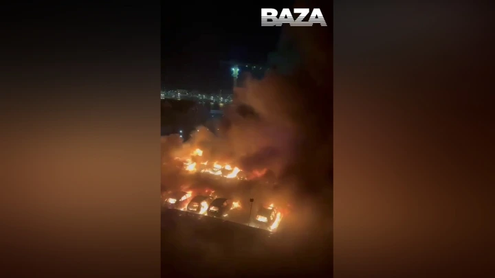 Больше 20 машин сгорели на автостоянке во Владивостоке: пожар сняли на видео