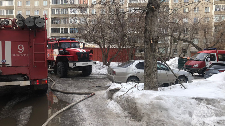 Пожарные спасли двух человек из горящей пятиэтажки в Новосибирске