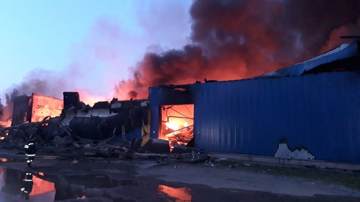 В подмосковной Рузе пожар на предприятии 12 часов тушат пожарный поезд и сотня спасателей