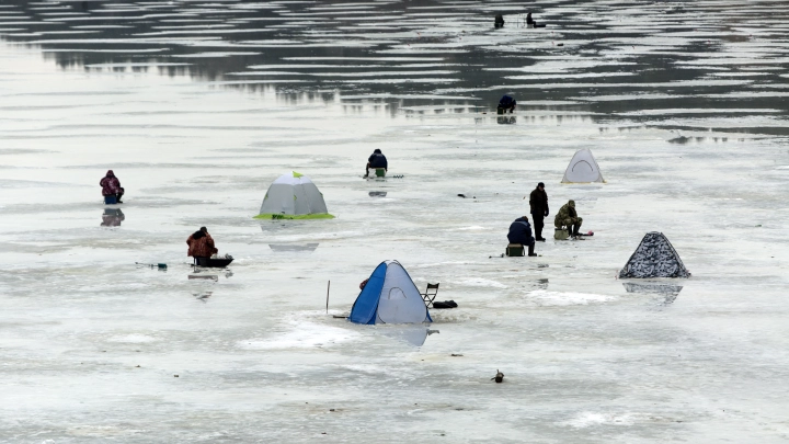 Улов дороже жизни. Дрейфующие в Охотском море рыбаки отказываются эвакуироваться на вертолёте