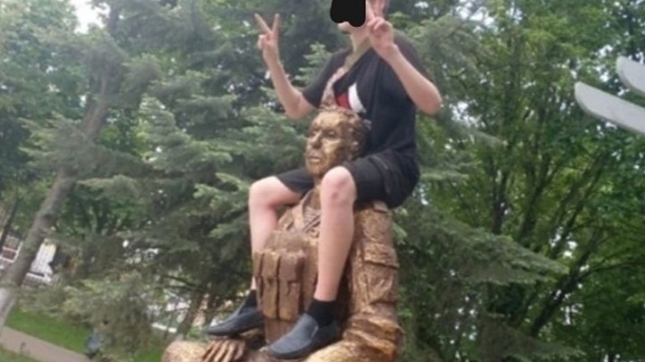 Жители Красного Сулина возмущены снимками подростка на памятнике ветеранам боевых действий