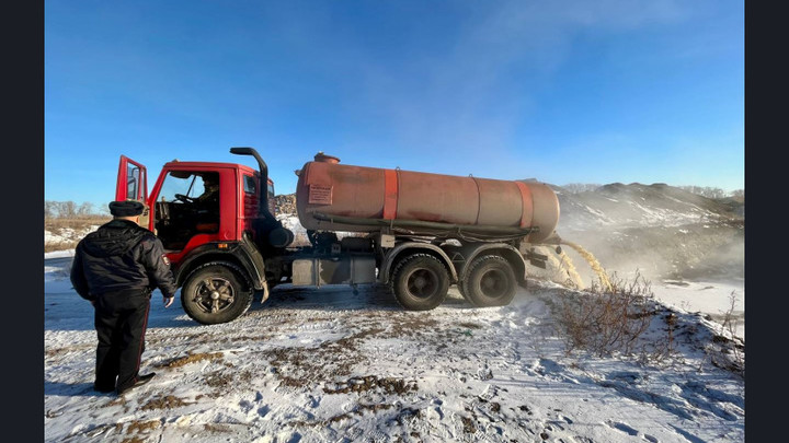 В Новосибирской области с поличным поймали нарушителей, сливавших отходы