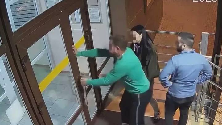 В центре Краснодара молодые люди разгромили подъезд в ЖК Октябрьский