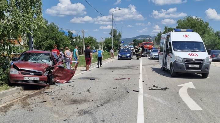 В Адыгее в аварии с участием трех автомобилей и автобуса пострадали два человека