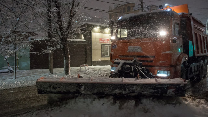 Ночью в Краснодаре коммунальщики очистили от снега более 170 участков дорог