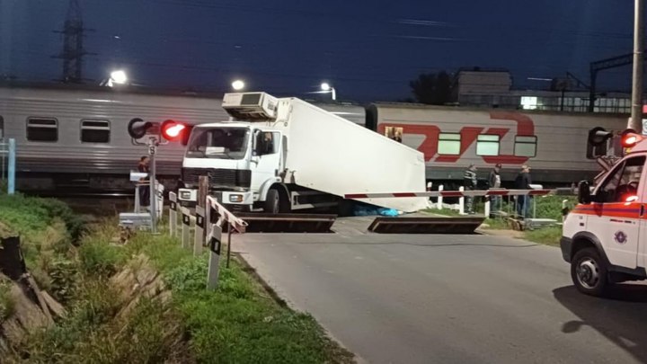 Поезд Адлер — Томск снёс грузовик, выехавший на рельсы