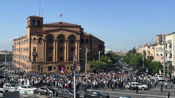 Глава МВД Армении неожиданно решил пойти навстречу оппозиции, обозначив свои условия