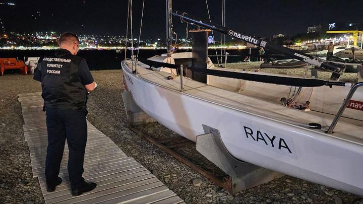 В Геленджике затонула яхта, одна пассажирка пропала