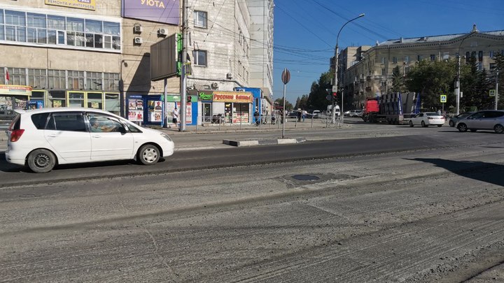 На проспекте Дзержинского в Новосибирске начали укладывать новый асфальт