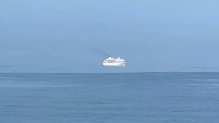 Сочинцы засняли на видео парящий над Чёрным морем лайнер с Astoria Grande