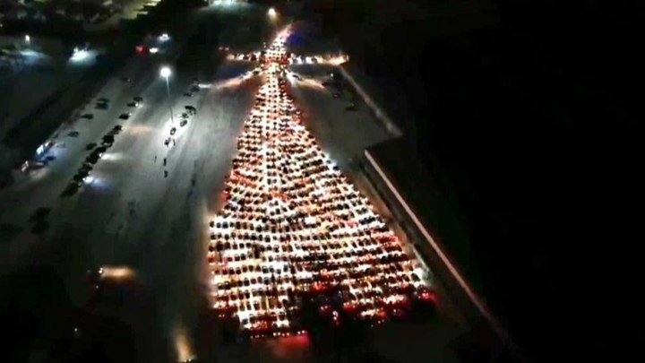 В Красноярске показали на видео самую большую в России автоёлку из 700 машин