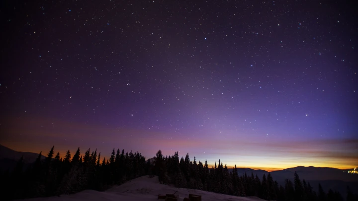 Астрофотограф Алексей Поляков запечатлел красочное северное сияние вблизи Новосибирска