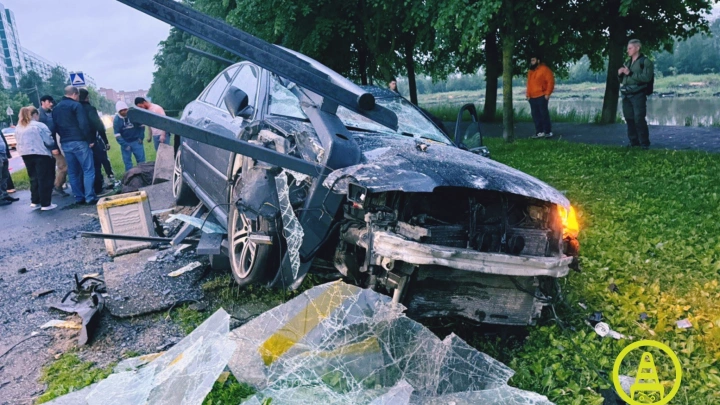 В Петербурге иномарка Audi врезалась в остановку, один человек пострадал