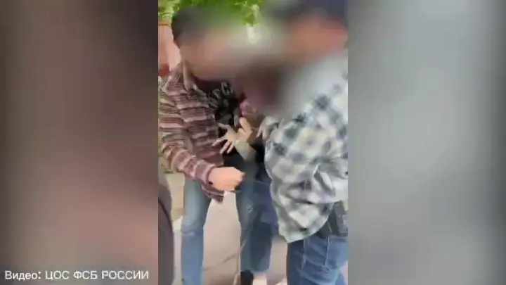 ФСБ опубликовала кадры задержания подозреваемой в подготовке теракта