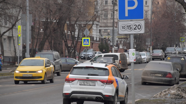 Страшный наезд каршеринга на девушку в центре Петербурга – прохожую отбросило в Неву